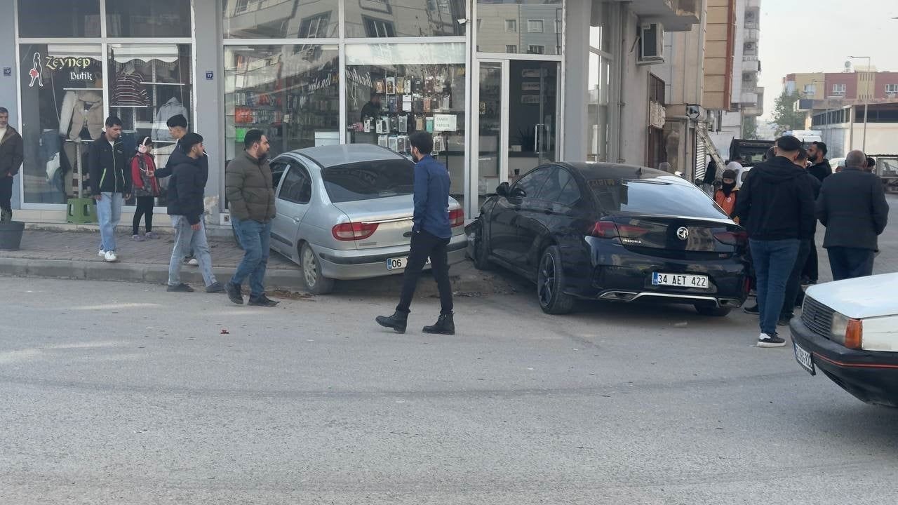 Ceylanpınar'da çarpışan otomobiller telefon tamir atölyesinin merdivenlerine çarparak durdu