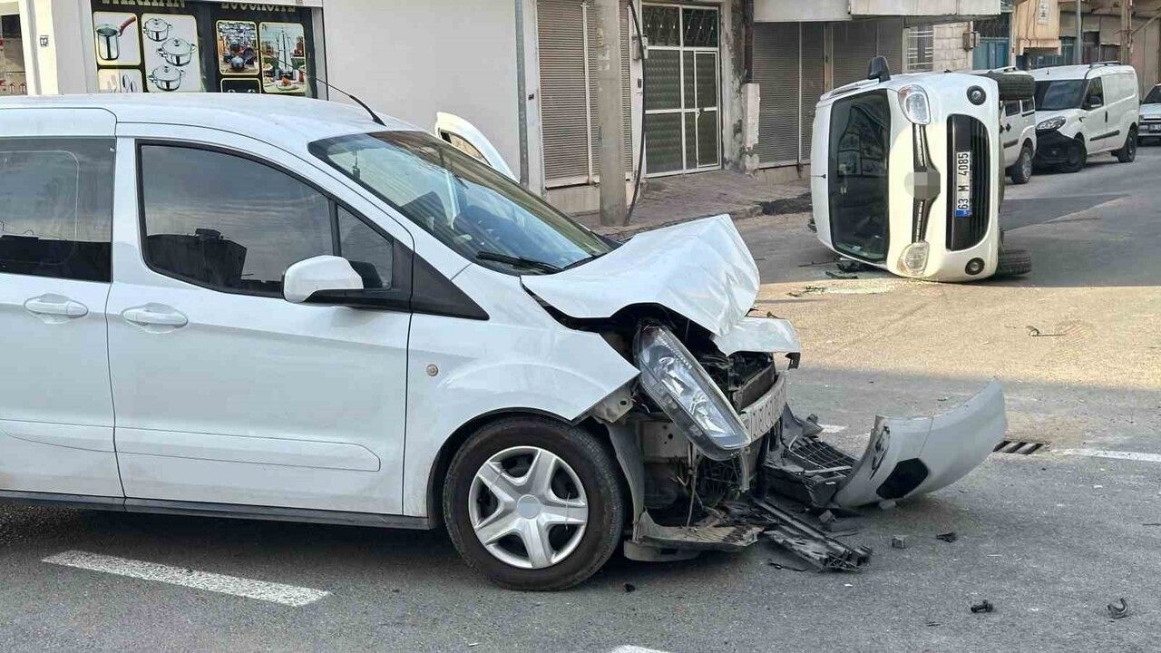 Ceylanpınar'da iki hafif ticari araç çarpıştı: Biri ters döndü