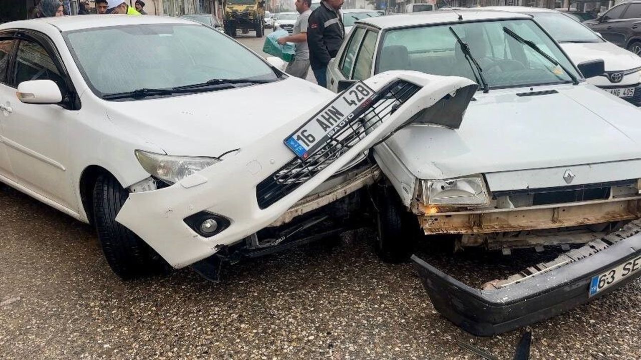 Ceylanpınar’da otomobil çarpışması — Viranşehir Caddesi'nde maddi hasar