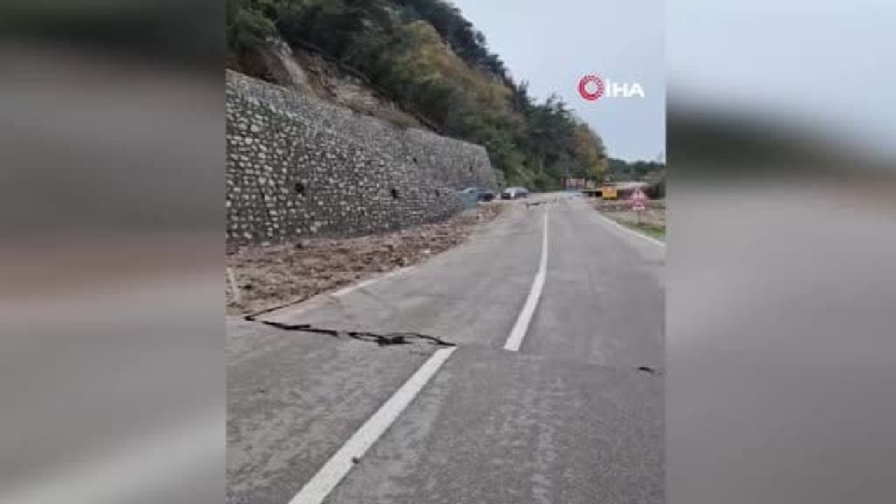 Cide'de heyelan sonucu Cide-Bartın kara yolu çöktü