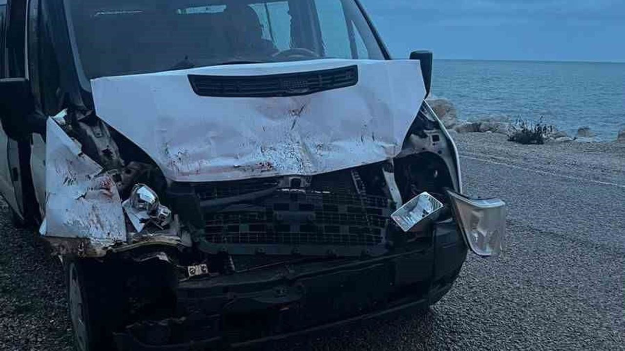 Cide'de servis aracı kamyona çarptı: 3 öğrenci yaralandı