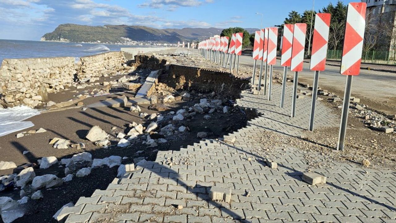 Cide kıyılarında dev dalgalar Cide-Bartın kara yoluna zarar verdi