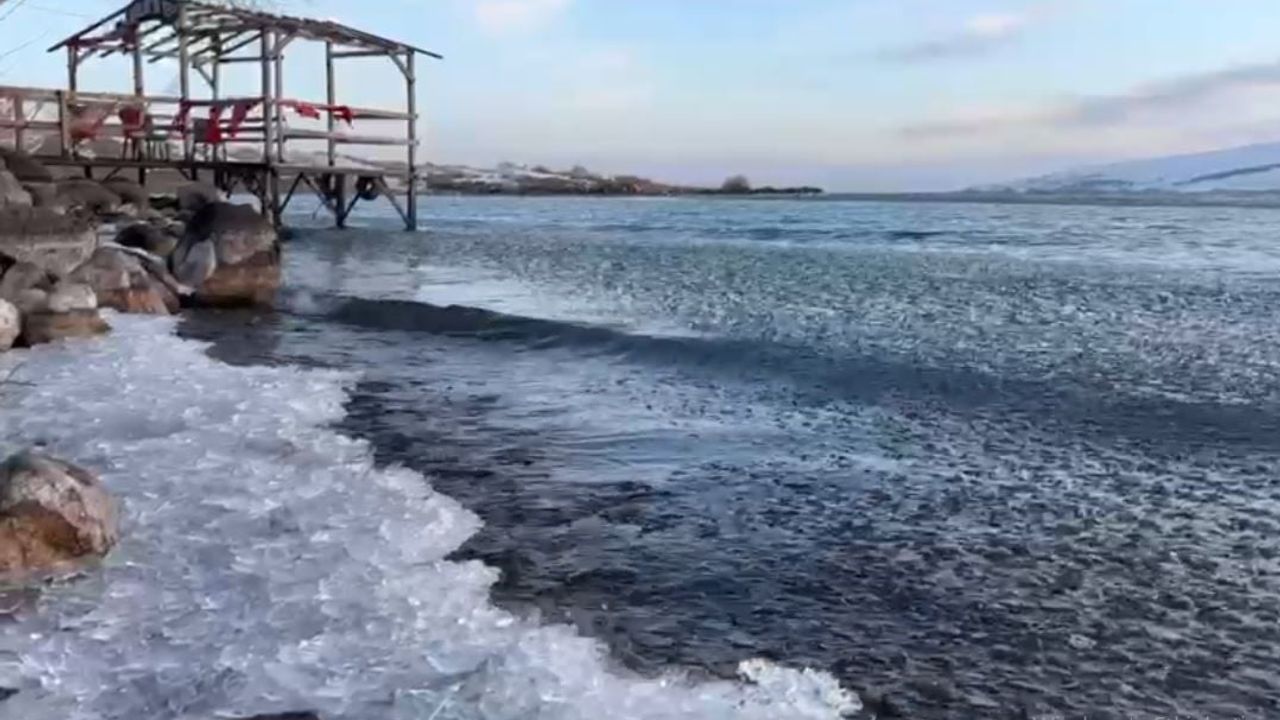 Çıldır Gölü'nde rüzgarla kıyıya vuran buz kütleleri