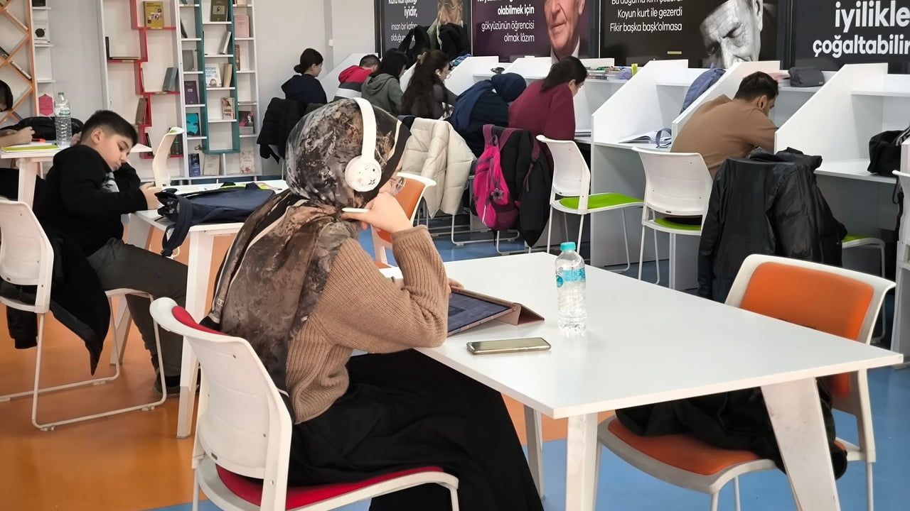 Çilesiz Kütüphanesi Yeşilyurt’ta gençlerin buluşma merkezi oldu