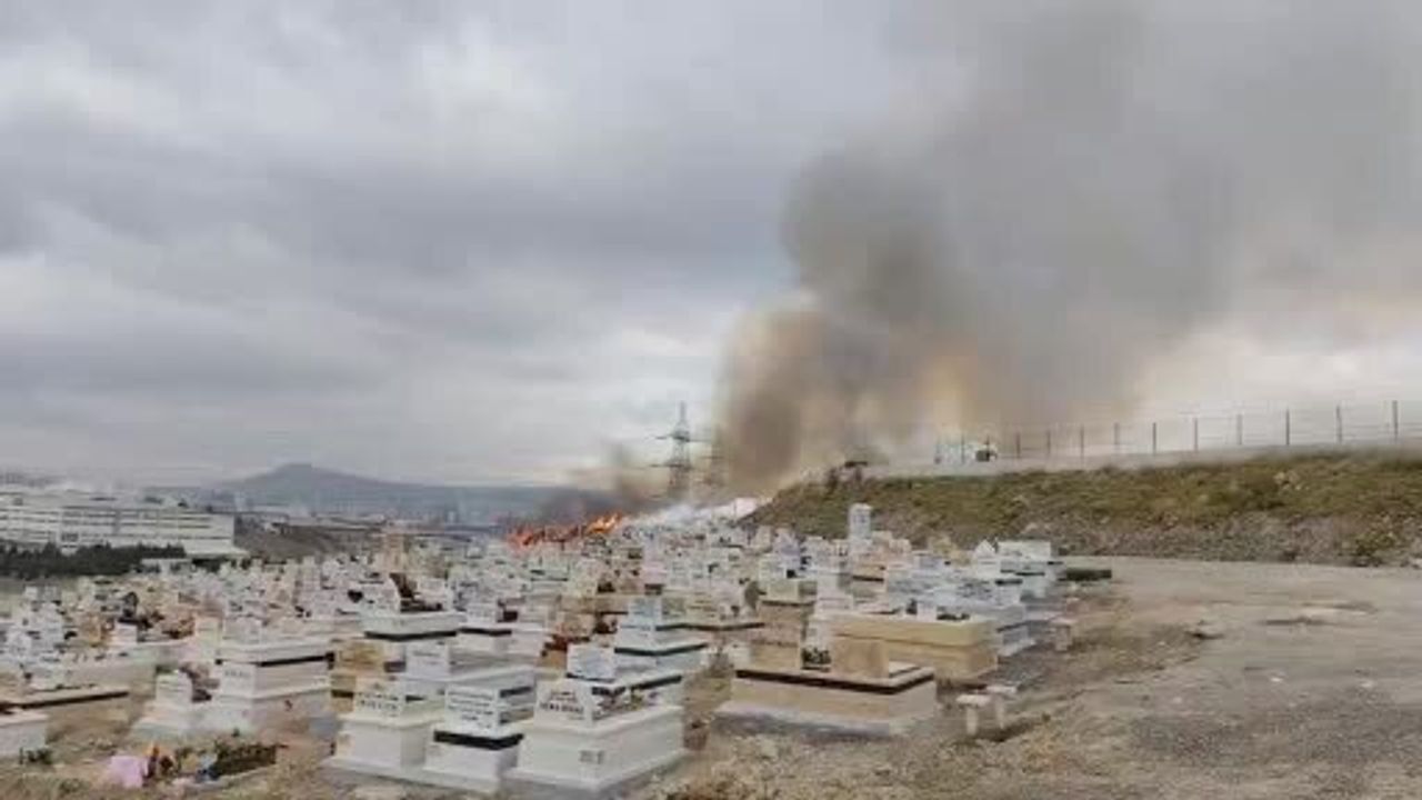 Çimşit Mezarlığı'nda çıkan yangın söndürüldü
