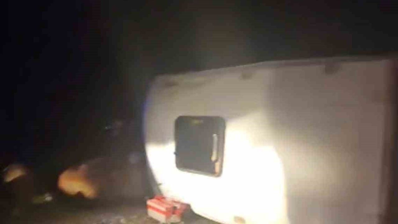 Çınar'da inşaat işçilerini taşıyan minibüs devrildi: 16 yaralı