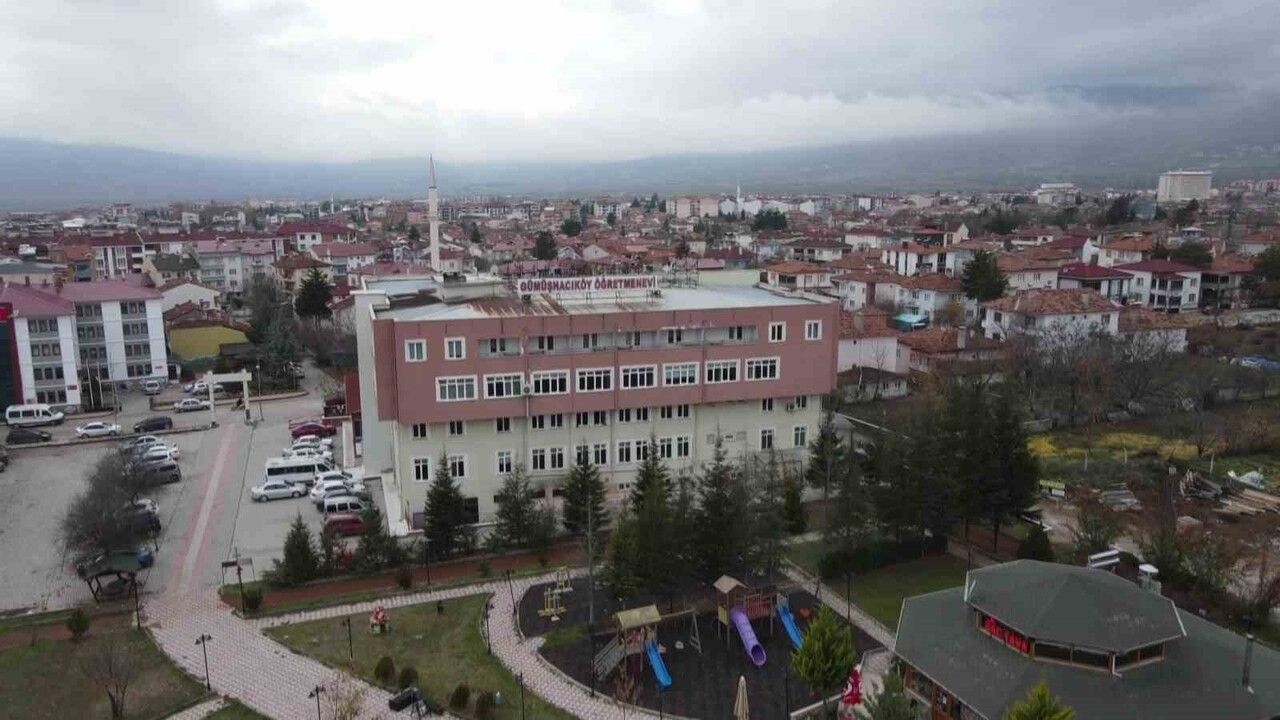 Çıraklardan örnek davranış: Su şişesini kameraya gösterip 10 TL bıraktılar