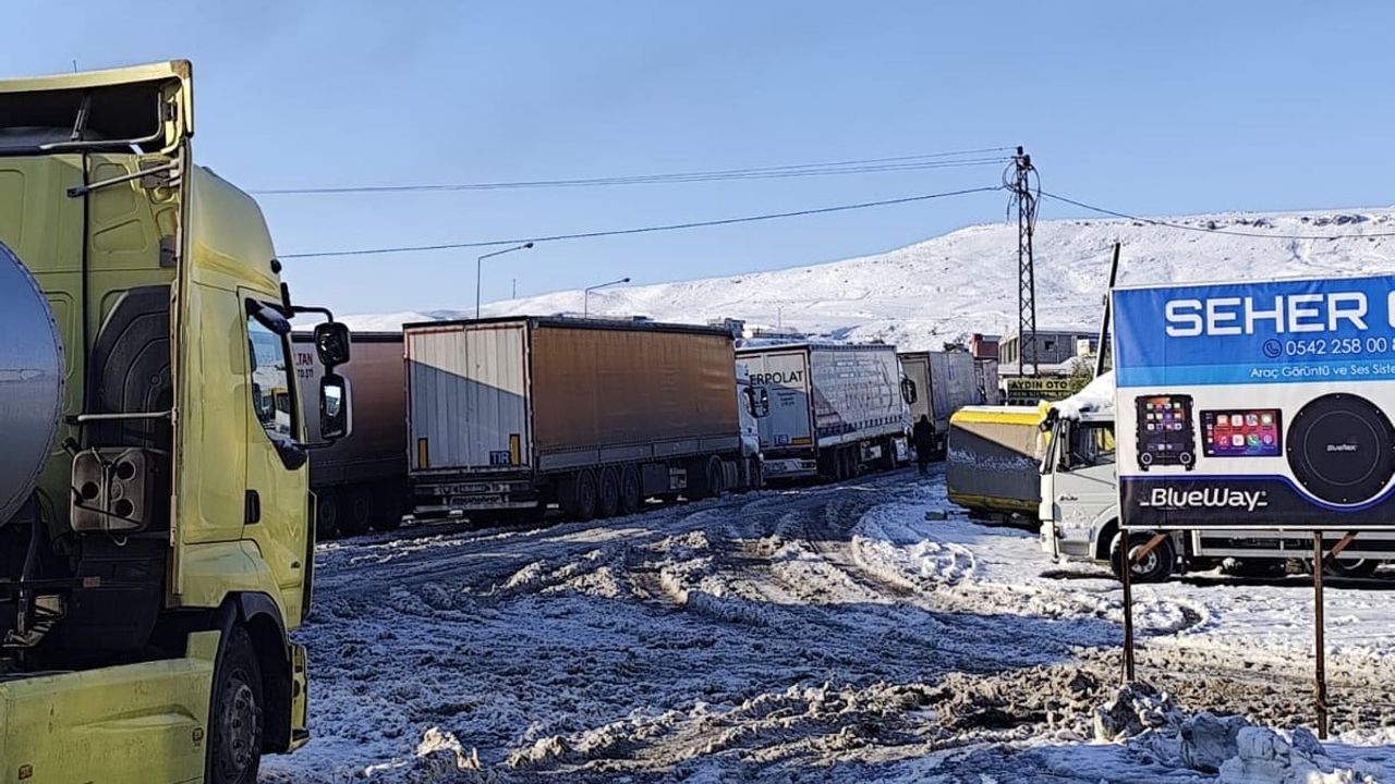 Cizre'de Yoğun Kar ve Buzlanma Ulaşımı Felç Etti