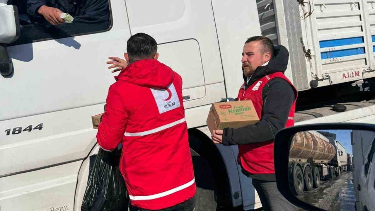 Cizre Kızılay'dan Yolda Kalan TIR Şoförlerine Sıcak Destek