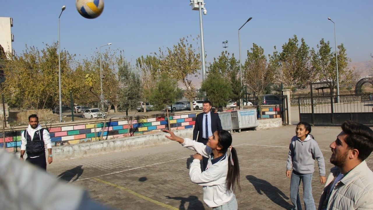 Cizre Milli Eğitim Müdürü Şahan İke Vatan Ortaokulu'nda Öğrencilerle Voleybol Oynadı
