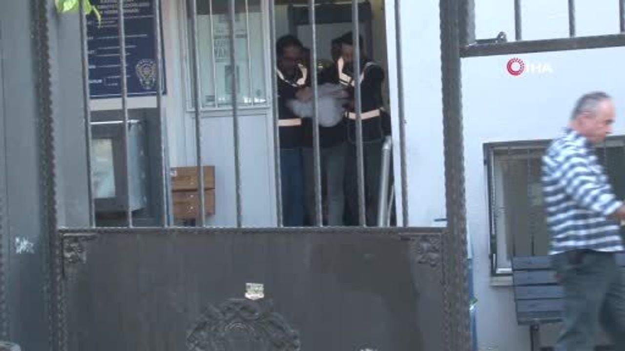 Çocuğunun boğazına bıçak dayayan baba ev hapsiyle tahliye edildi