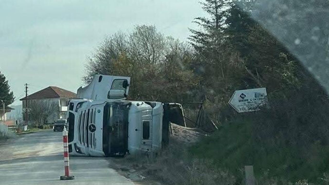 Çömlekçi'de kontrolden çıkan tır devrildi: sürücü hafif yaralandı