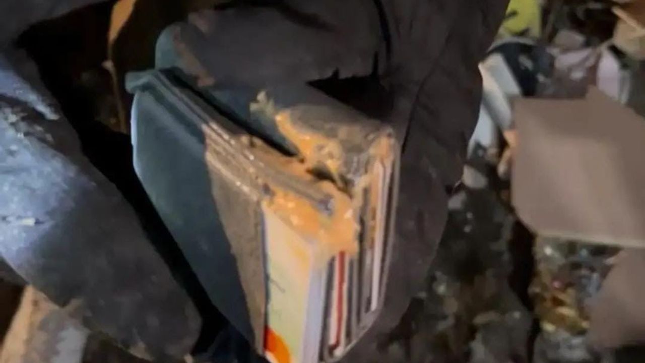 Çöp kamyonunda bulunan cüzdan sahibine teslim edildi