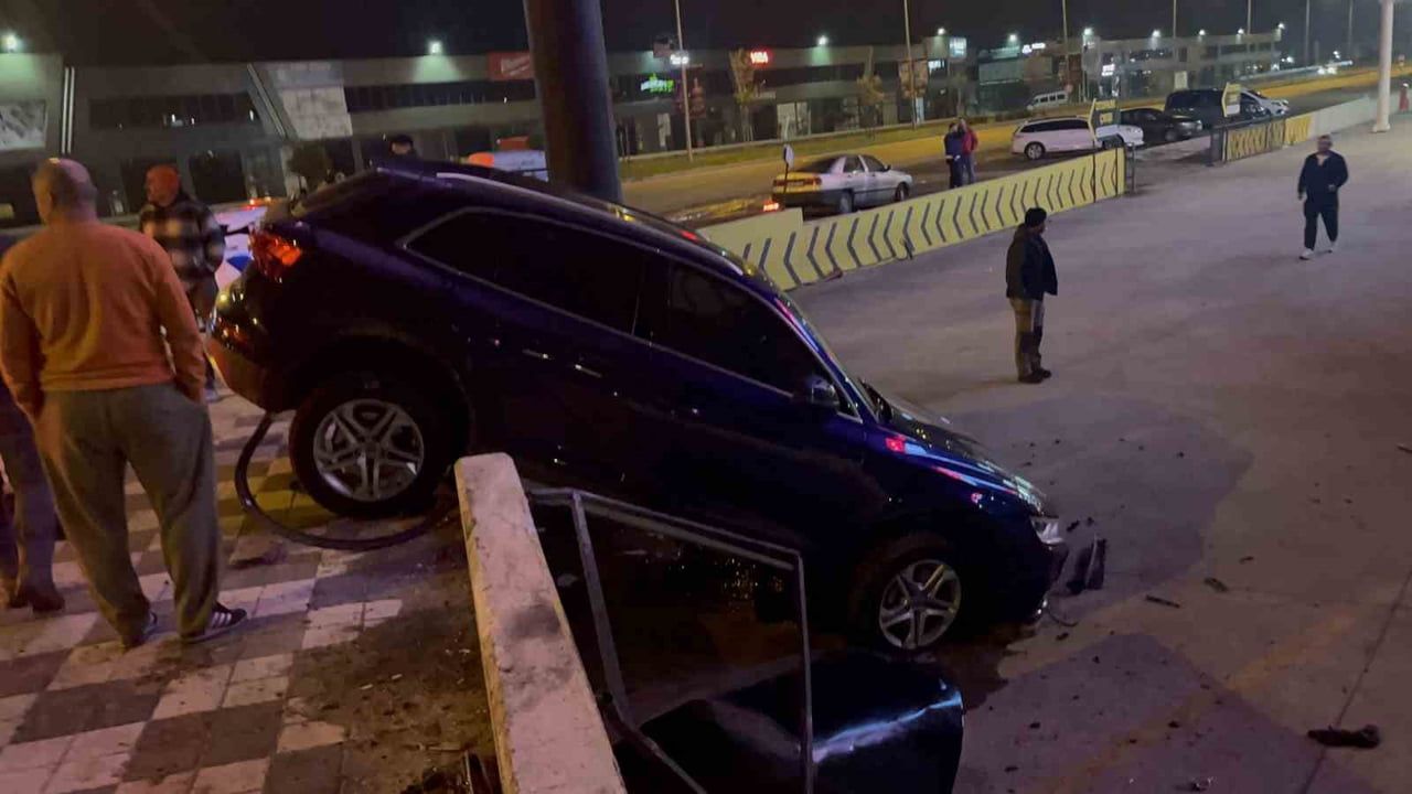 Çorlu'da alkollü sürücü hipermarket duvarında asılı kalan araçla dikkat çekti