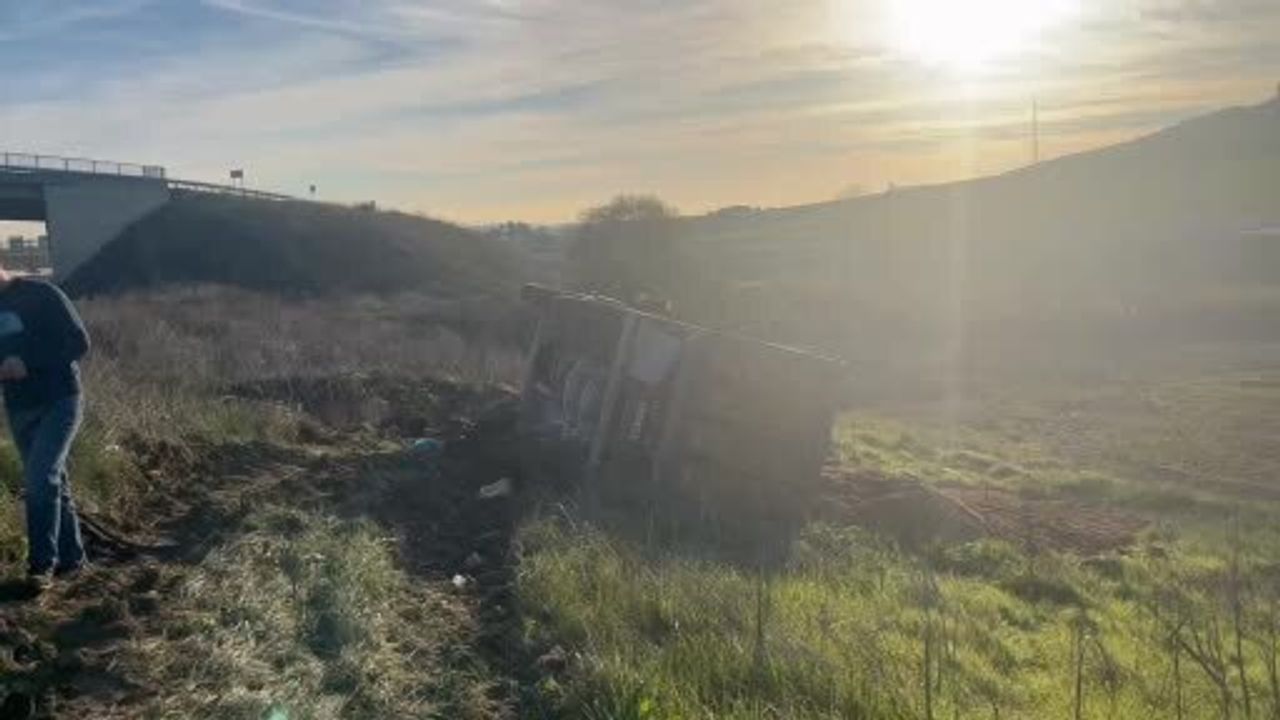 Çorlu'da Bariyerlere Çarpan Kum Yüklü Kamyon Tarlaya Devrildi — Şoför Emniyet Kemeriyle Yaralanmadan Kurtuldu