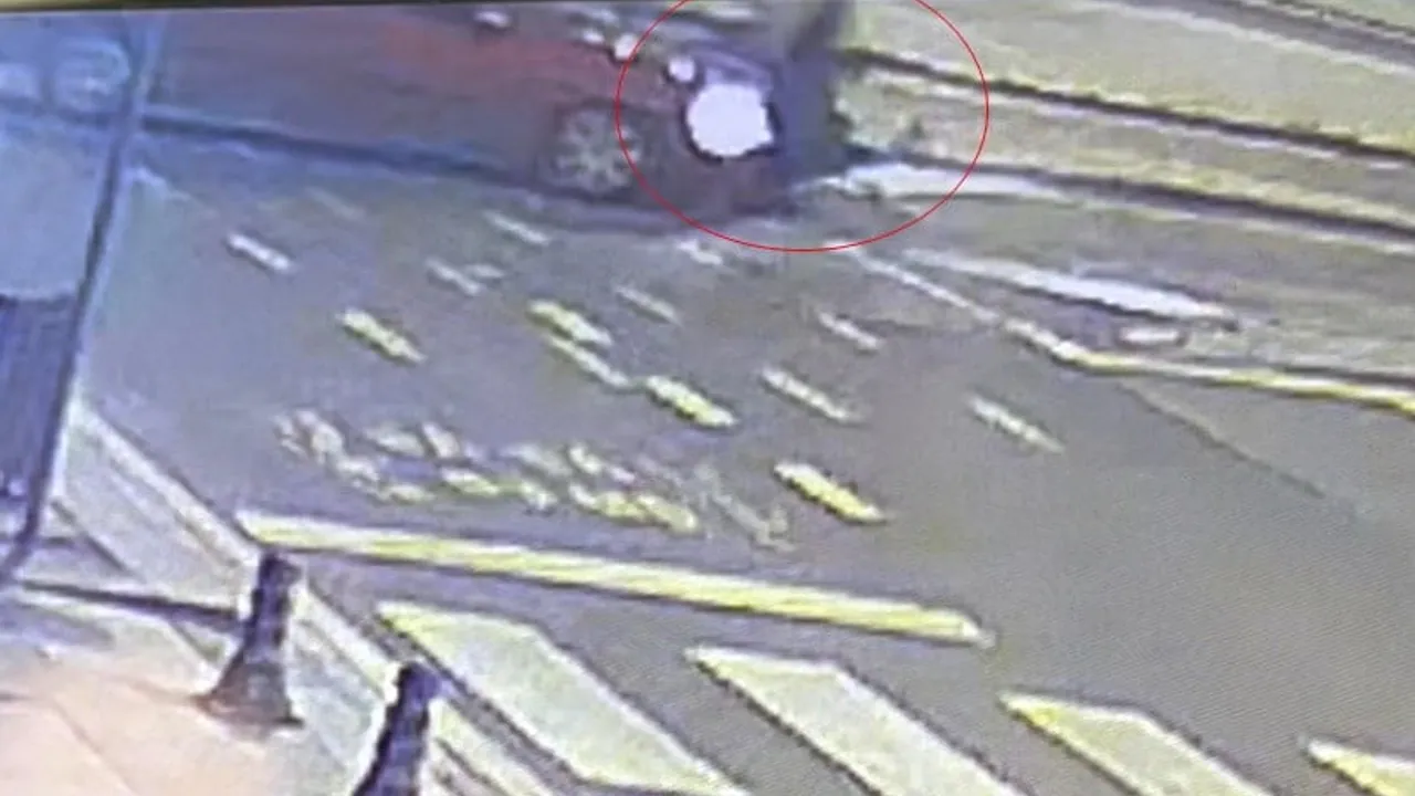 Çorlu'da motosiklet otomobilin üzerinden takla attı — Kaza anı kamerada