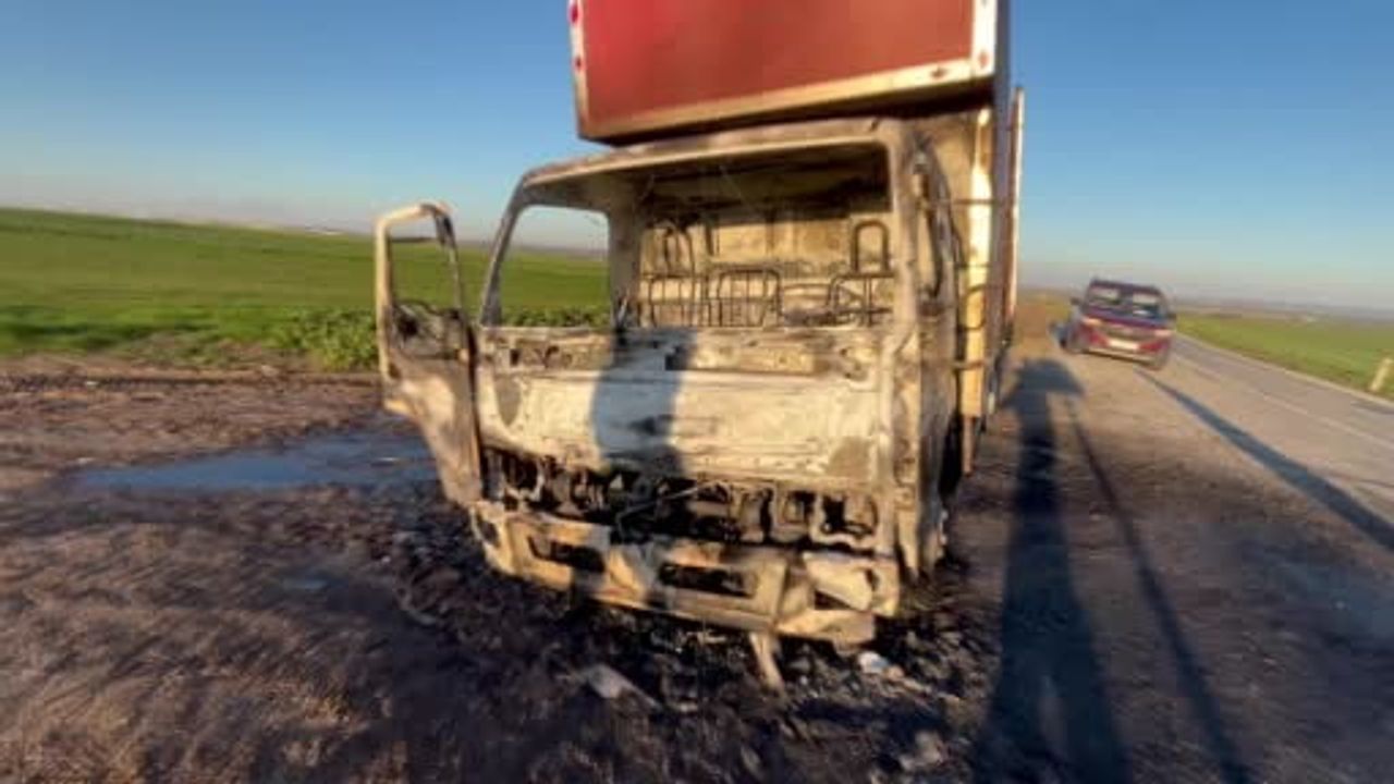 Çorlu'da seyir halindeki kamyonetin kabini alev aldı, hurdaya döndü