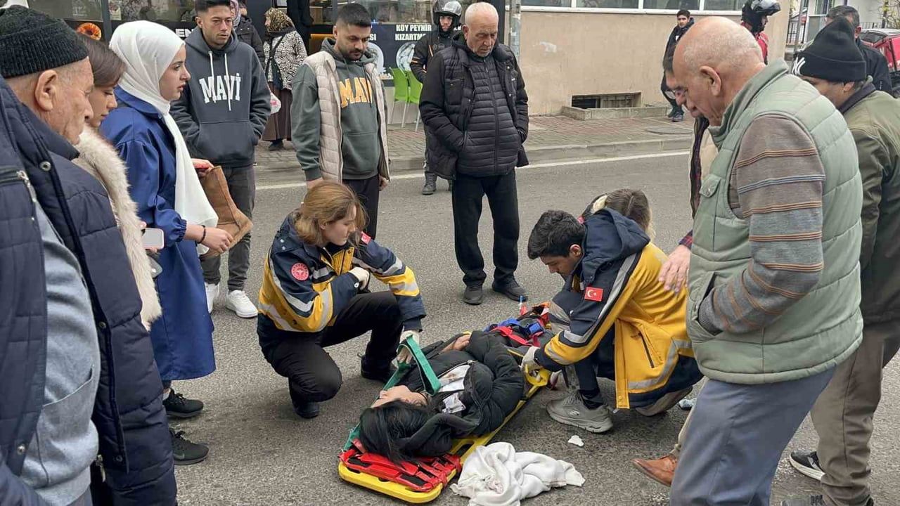 Çorlu'da yolun karşısına geçen yayaya araç çarptı — Kaza kamerada