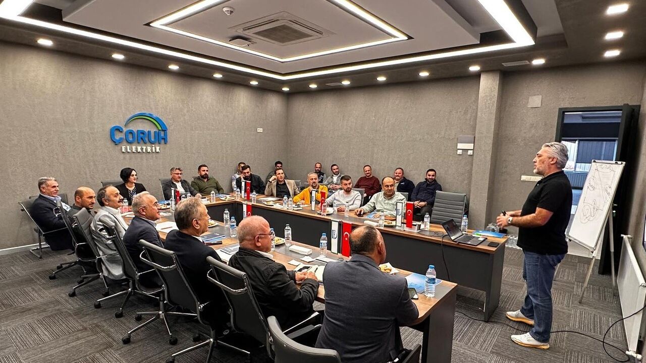 Çoruh EDAŞ ilçe yöneticilerine etkili iletişim ve beden dili eğitimi verdi