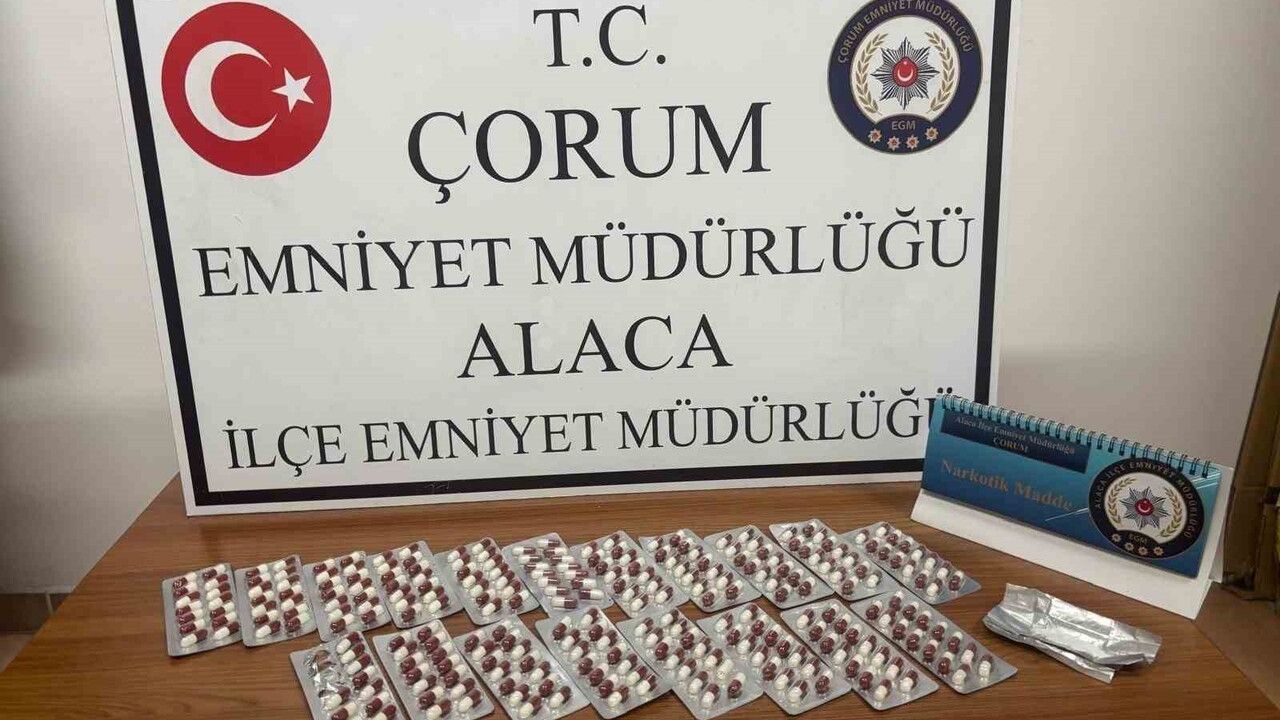 Çorum Alaca'da polis baskını: 266 sentetik ecza hapı ele geçirildi