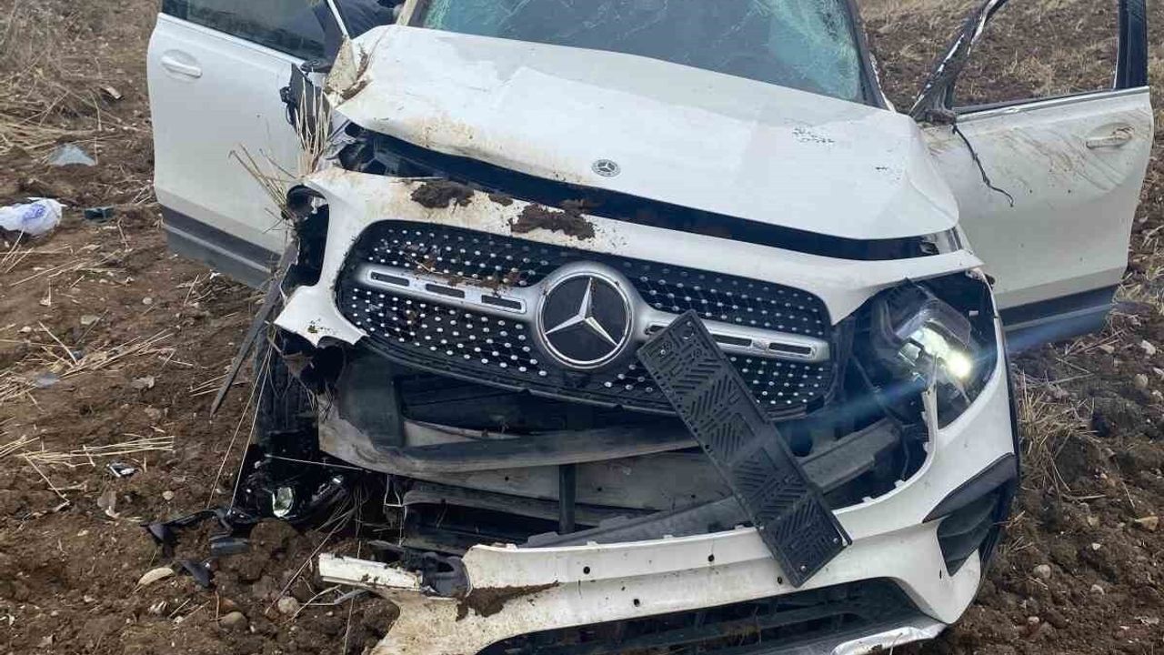 Çorum'da cip yoldan çıktı, tarlada takla attı: 2 kişi yaralandı