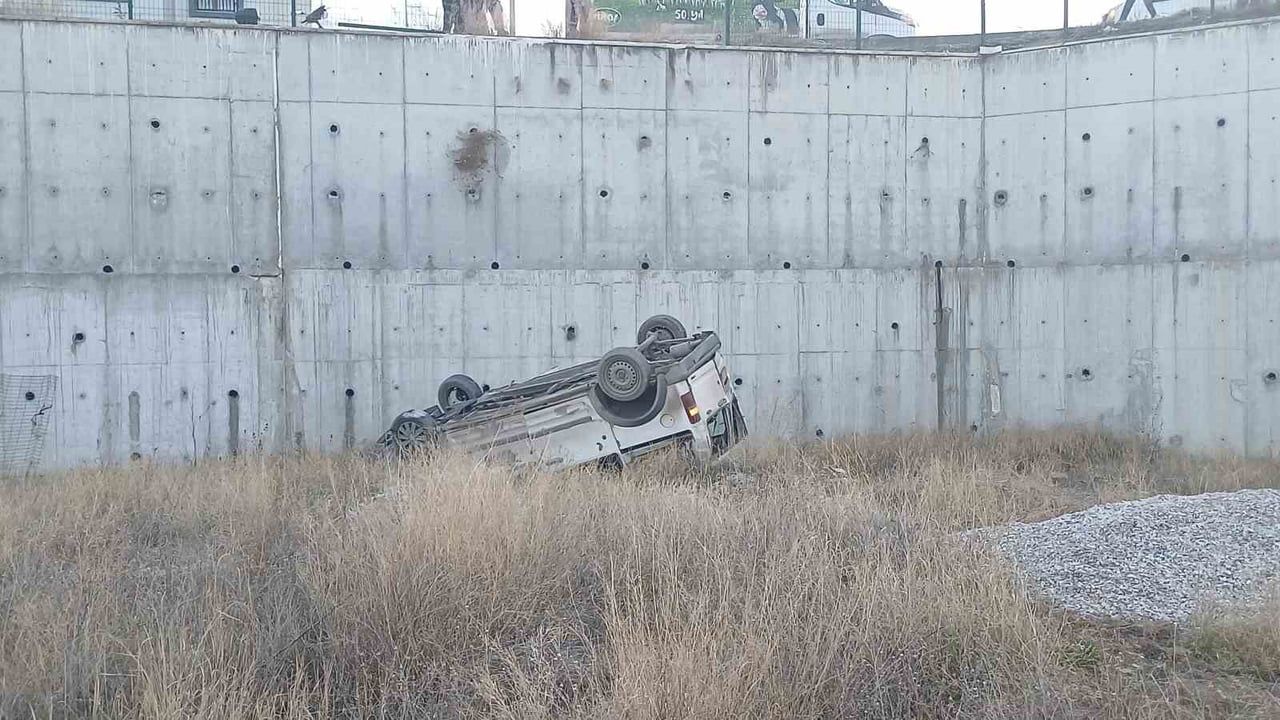 Çorum'da hafif ticari araç istinat duvarından spor sahasına düştü