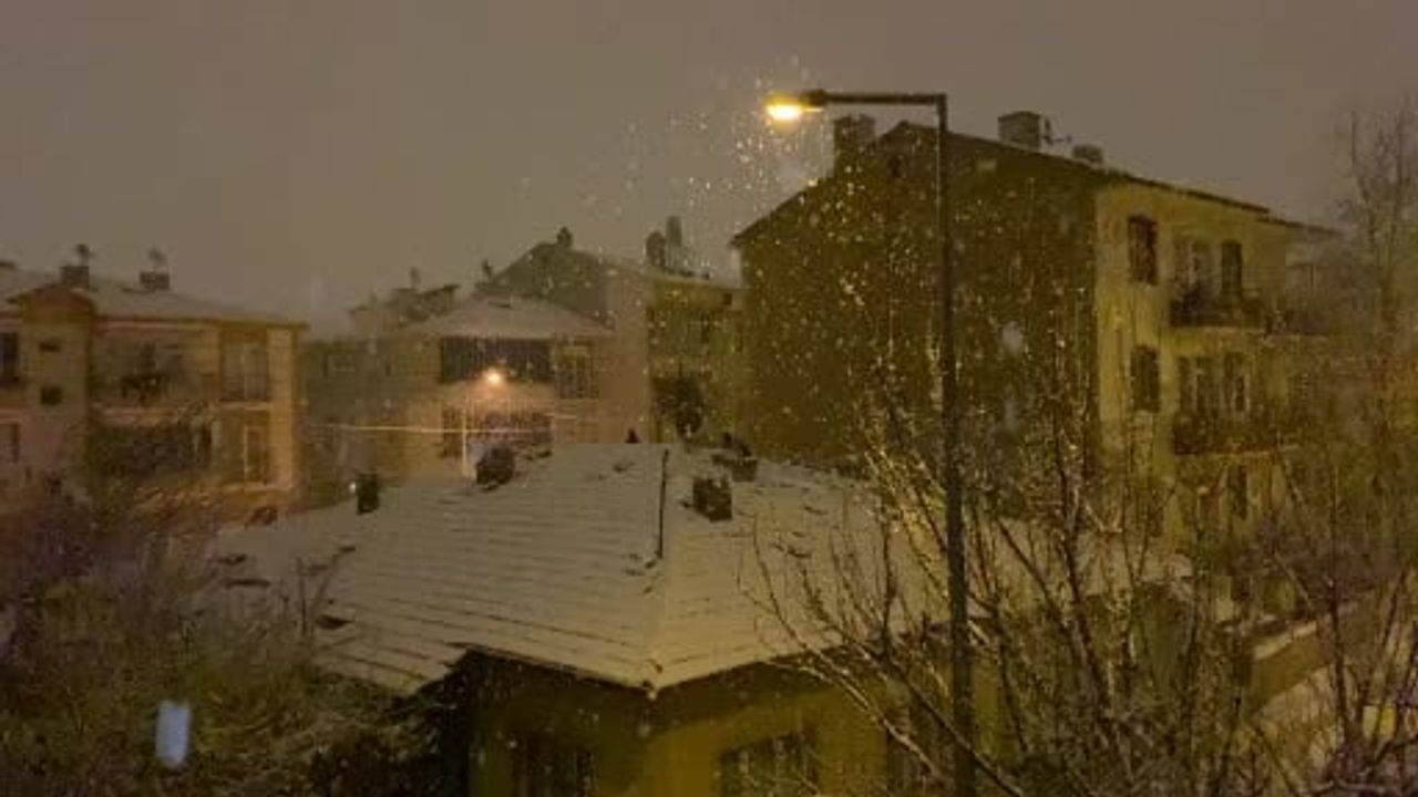 Çorum'da kar etkili oldu: Kent merkezi beyaza büründü