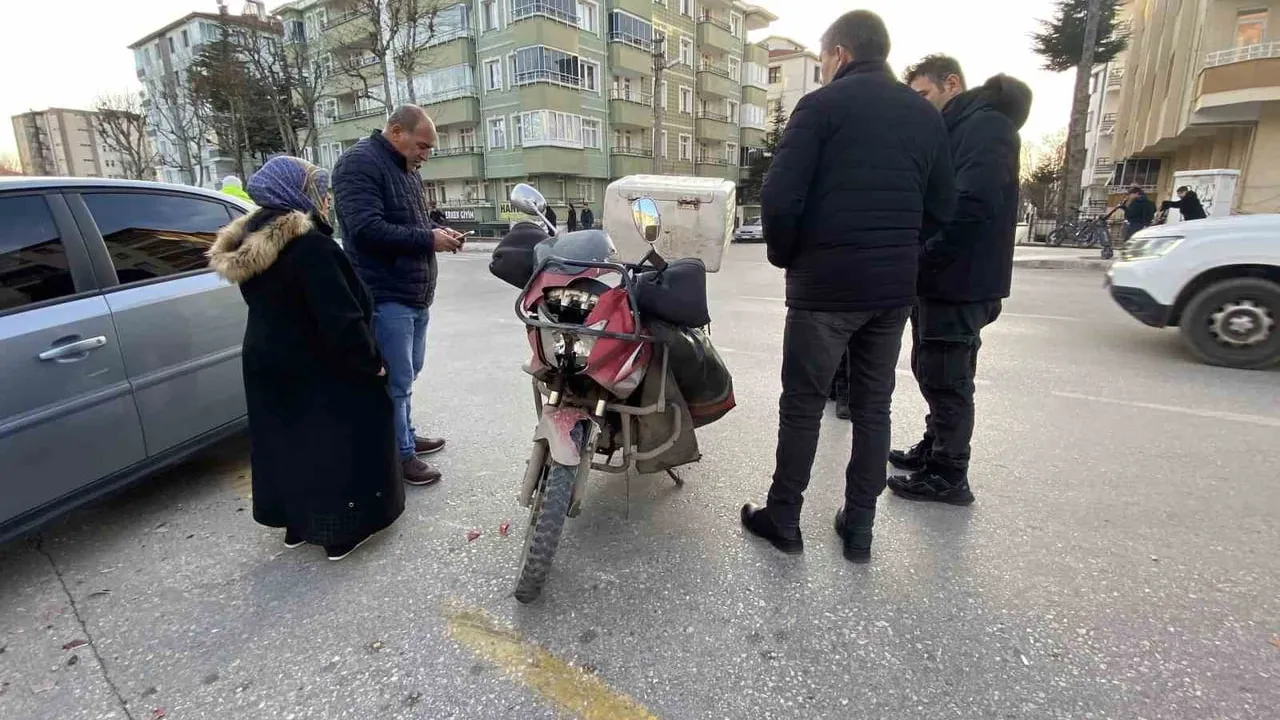 Çorum'da kavşak kazası: Otomobil tekerleği motosiklet sürücüsünün kolunun üzerinden geçti