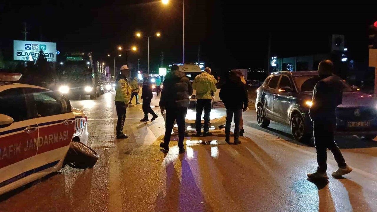 Çorum'da kırmızı ışıkta zincirleme kaza: 2 jandarma personeli yaralandı