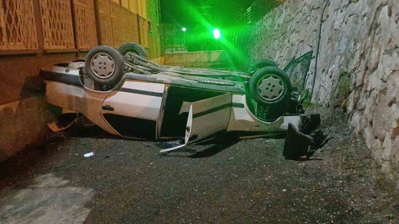 Çorum'da otomobil okul bahçesine düştü: 2 yaralı