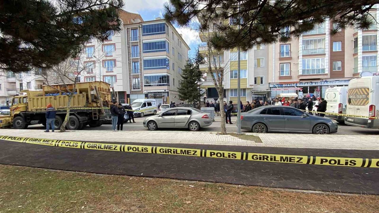 Çorum'da park halindeki araçta 30 yaşındaki kişi ölü bulundu