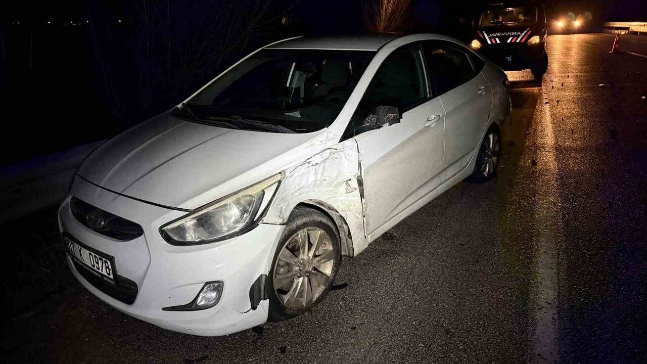 Çorum'da tarlaya devrilen tıra müdahale eden otomobile çarpma: 4 yaralı