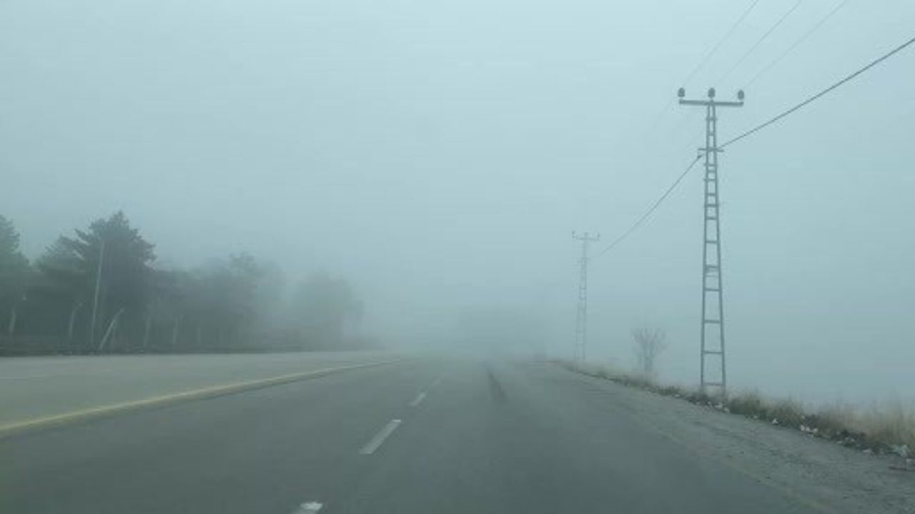 Çorum'da Yoğun Sis: Görüş 30 Metreye Düştü