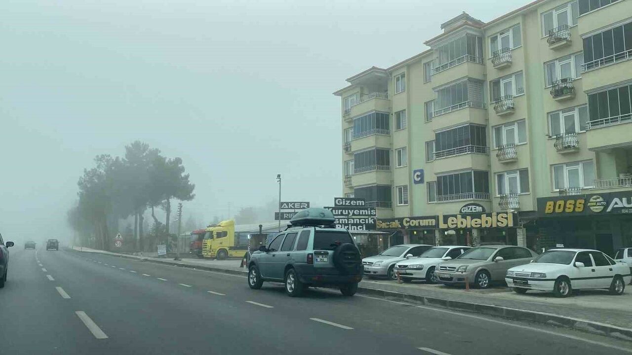 Çorum Osmancık’ta Yoğun Sis Ulaşımı Aksattı