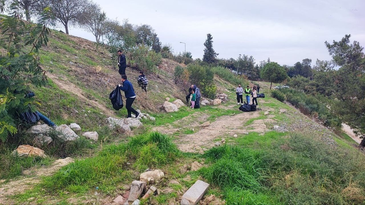 Çukurova'da gönüllüler Seyhan Nehri kıyısını temizledi
