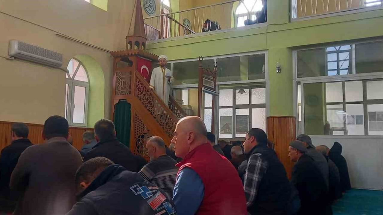 Cuma hutbesi: "Kimliğimiz geleceğimizdir" — yeni yıl kutlamalarına uyarı