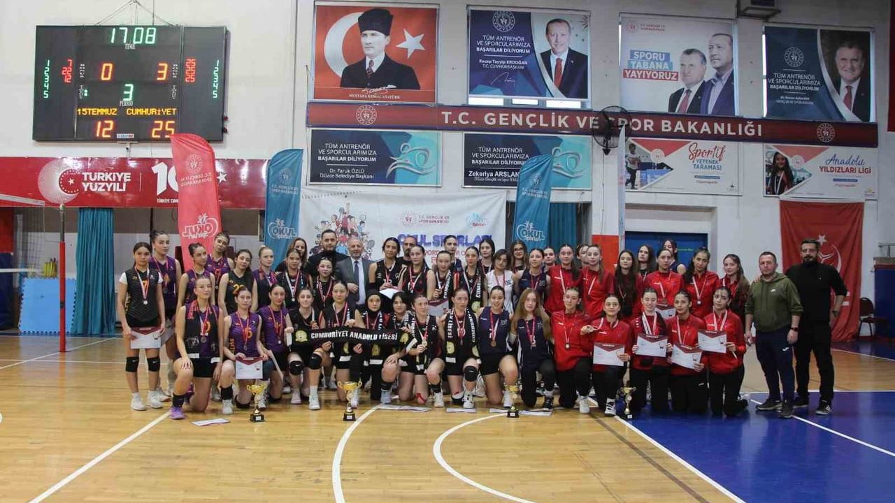 Cumhuriyet Anadolu Lisesi Voleybolda İl Şampiyonu