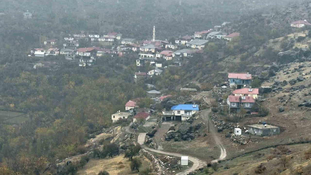 Çüngüş Geçit Köyünde Toprak Evler Kışın 'Loğ' ile Korunuyor