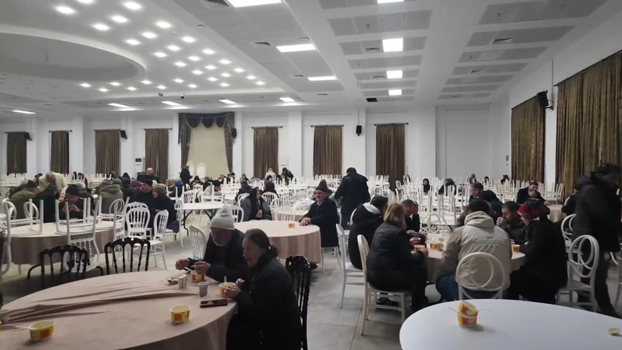 D-100'de kar ve buzlanma ulaşımı kesti: Çerkeş'te araçlar mahsur