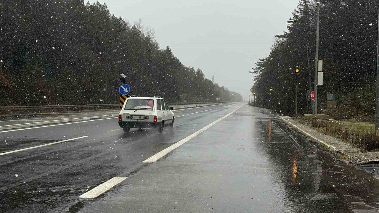 D-100'nin Bolu Dağı Geçidinde Kar Yağışı Etkili