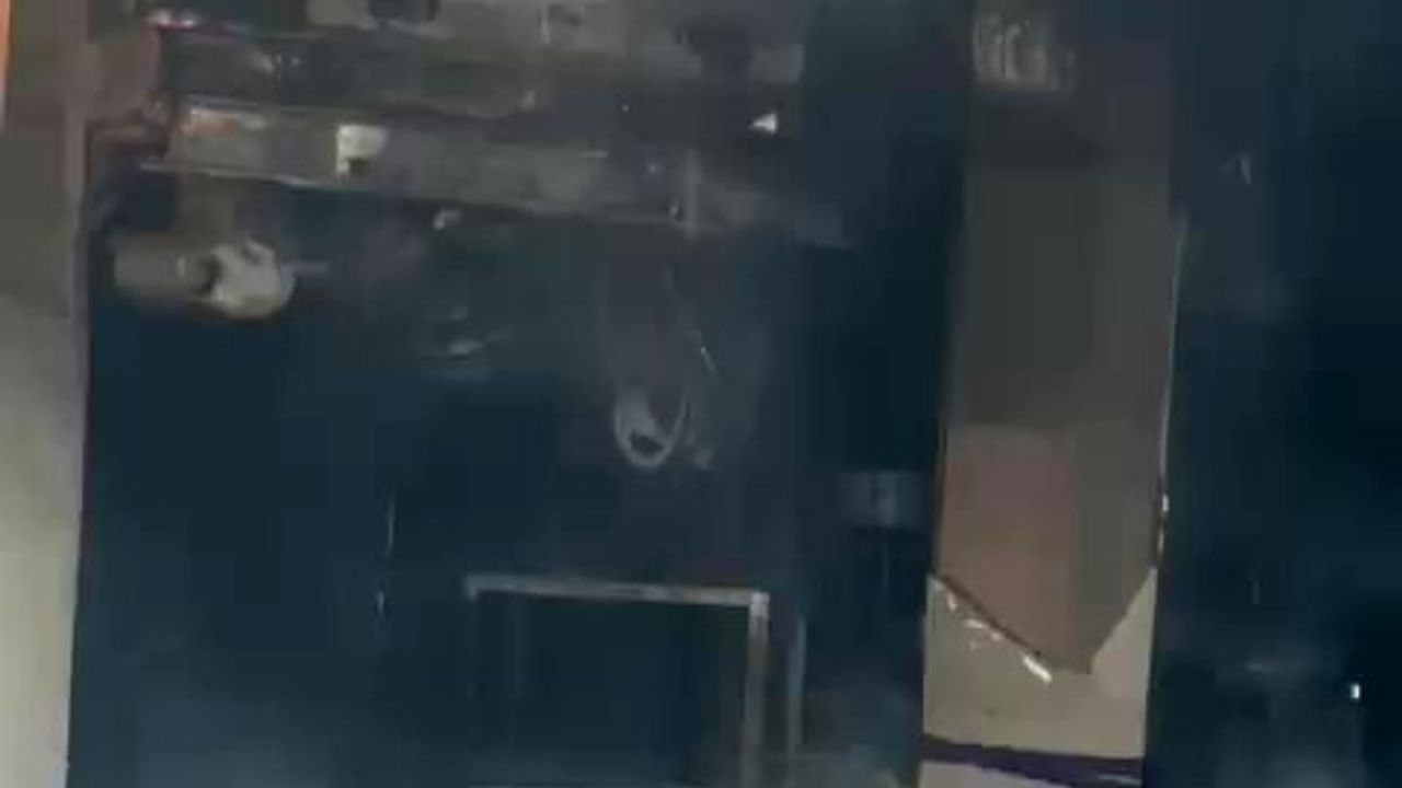 Darıca'da oto tamirhanesi ve 2 araç küle döndü