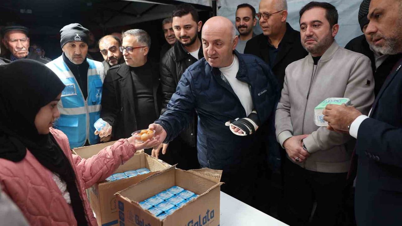 Darıca'da Regaip Kandili'nde vatandaşlara lokma ikramı