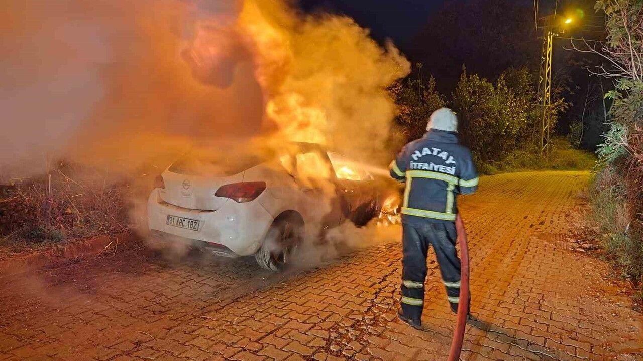 Defne'de seyir halindeki Opel yandı, araç kullanılamaz hale geldi