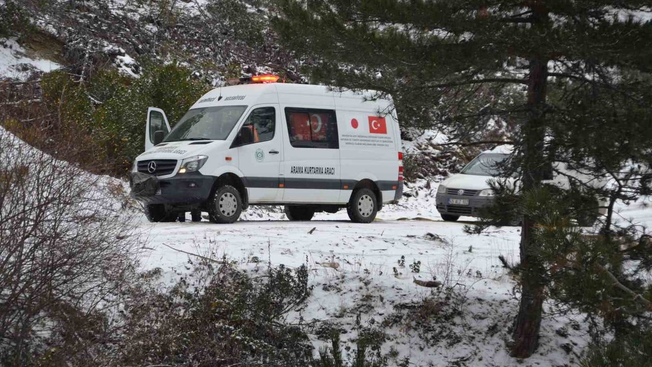 Demirci'de kar nedeniyle mahsur kalan 3 avcı belediye ekiplerince kurtarıldı