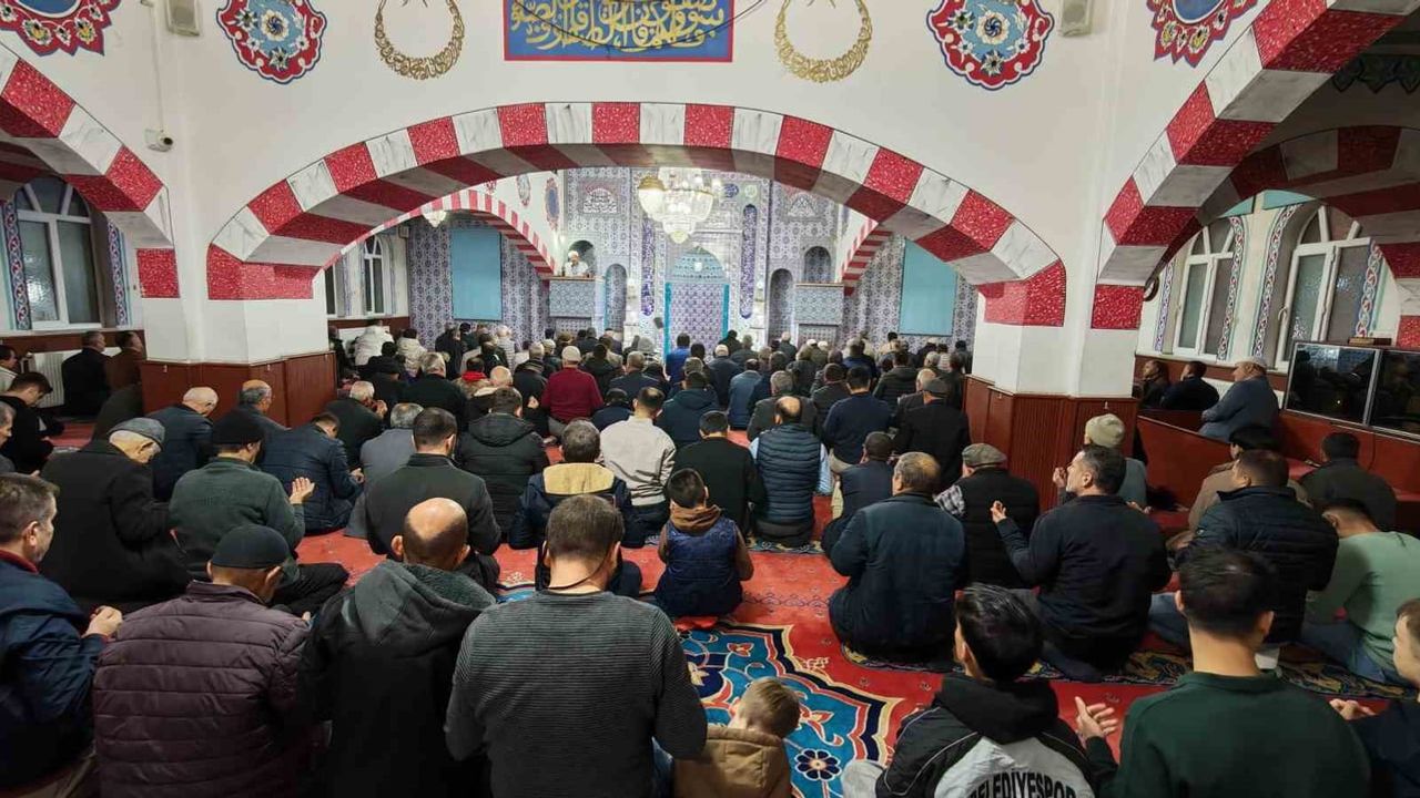 Demirci'de Regaip Kandili Dualarla ve Mevlidlerle İdrak Edildi