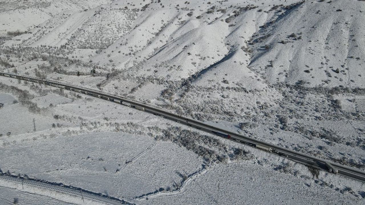 Demirpınar'da buzlanma kaynaklı tır kazası: Yol 4 saat kapandı, 12 km kuyruk oluştu