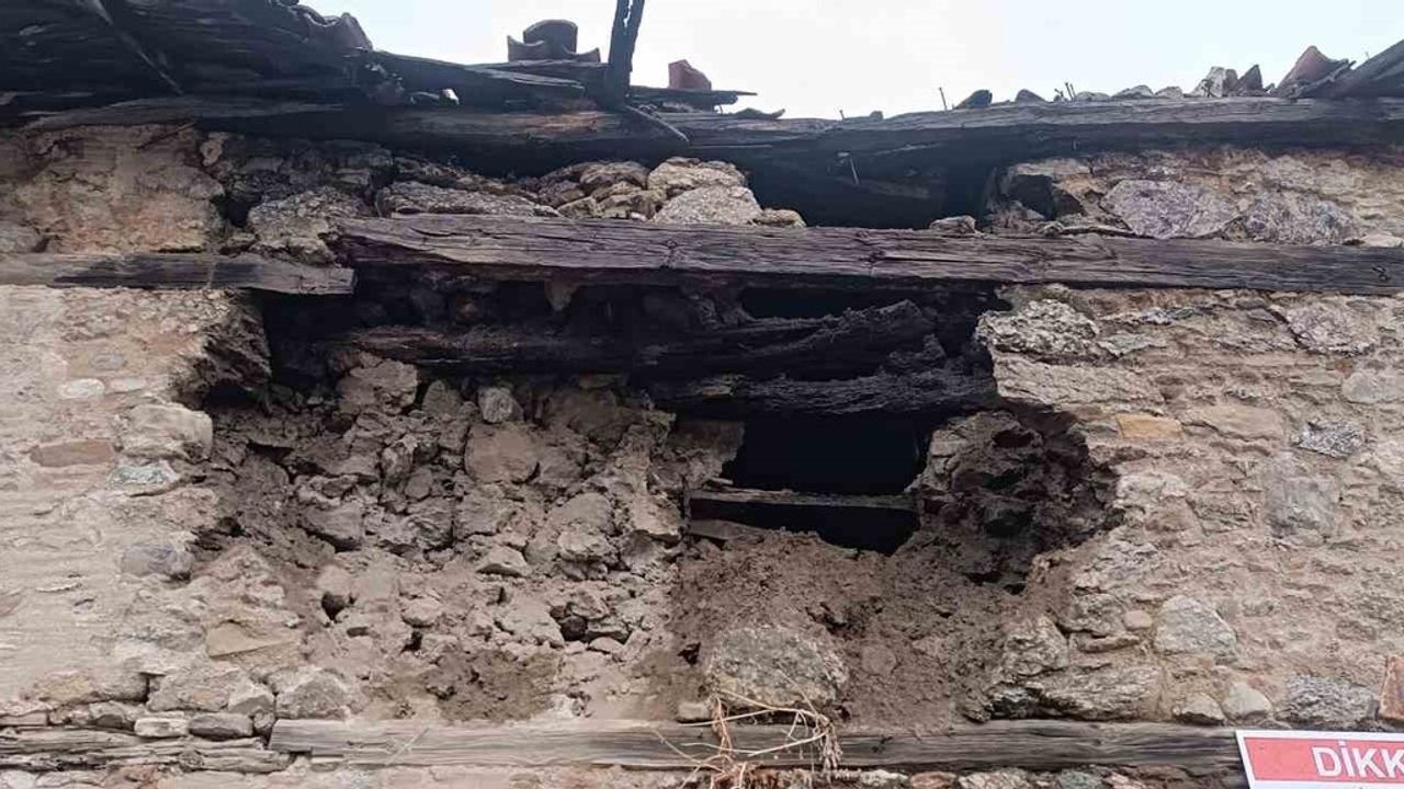 Denizli Buldan'da metruk kerpiç binanın duvarı yola devrildi