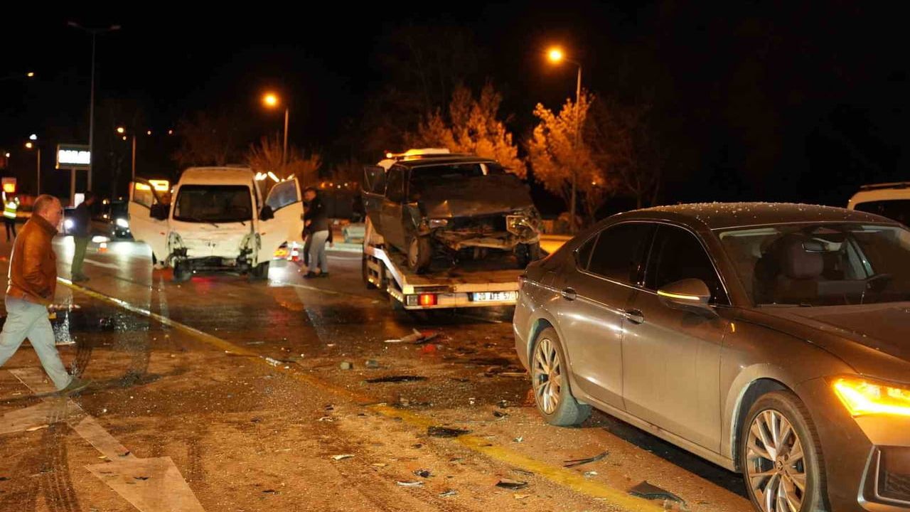 Denizli’de 5 araçlı zincirleme kazada ağır yaralı sürücü yaşamını yitirdi