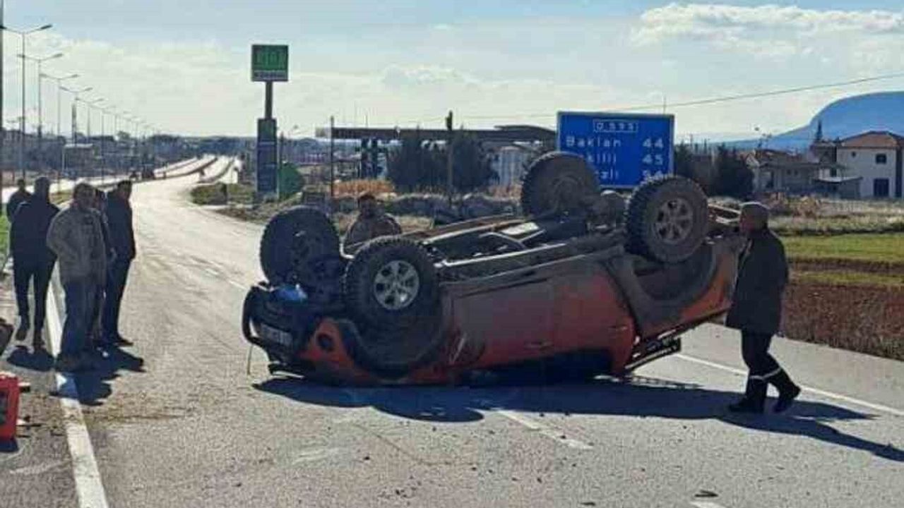 Denizli'de aksı kırılan pikap refüje çarpıp takla attı