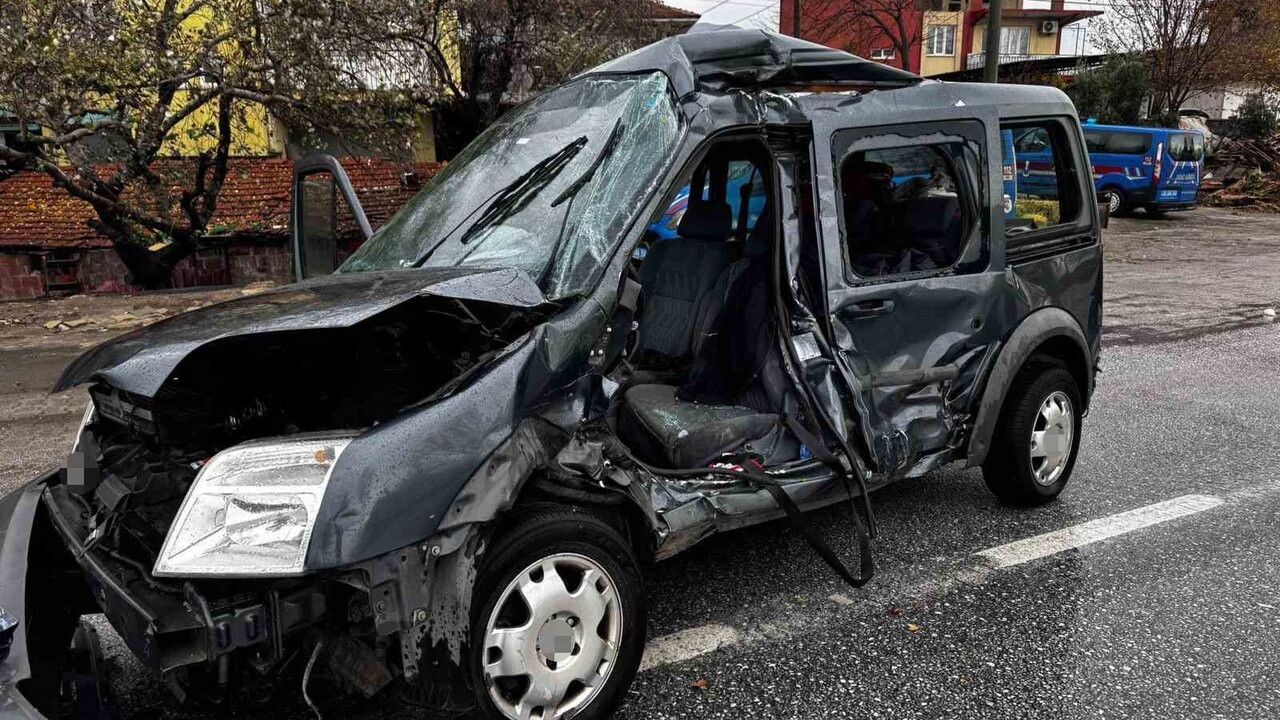 Denizli'de kamyonun çarptığı hafif ticari araç 50 metre sürüklendi: 1 ölü, 2 yaralı